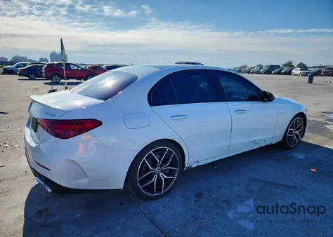 2022 Mercedes-Benz C 300 4Matic z USA, uszkodzony, nr VIN W1KAF4HB2NR016824